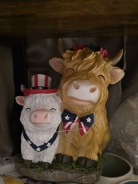 Festive Patriotic Cow Figurine Set - White & Tan